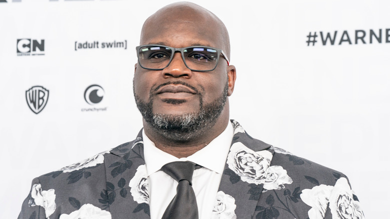 Abito Shaquille O'Neal con occhiali a fiori