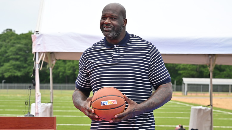 Shaquille O'Neal tiene una palla da basket