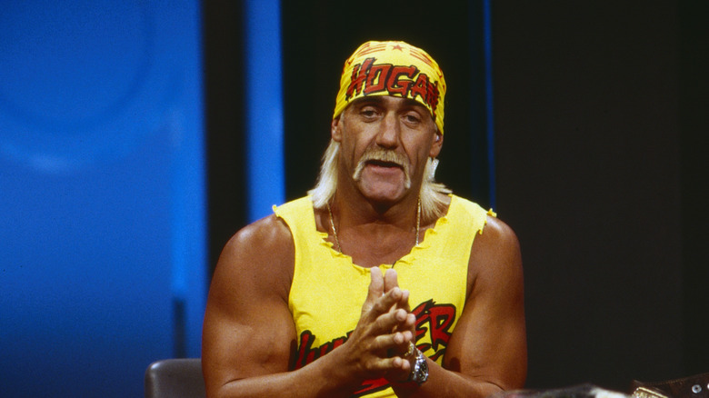 Hulk Hogan seduto e addormentato