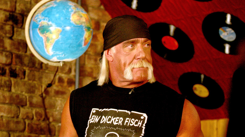 Hulk Hogan con album da record, distogliendo lo sguardo