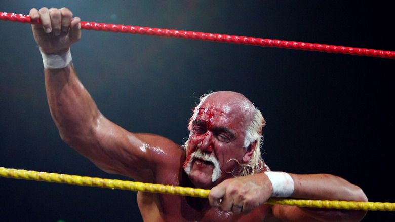 Hulk Hogan insanguinato sul ring