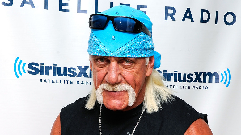 Hulk Hogan con bandana blu