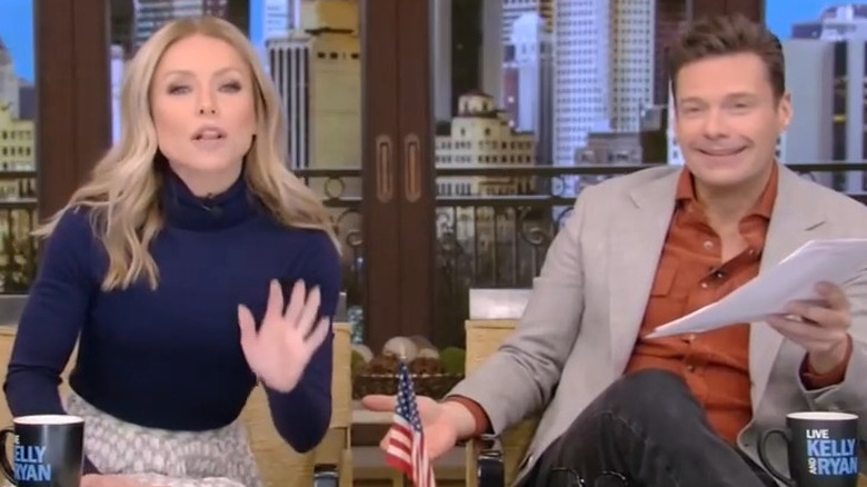 Kelly Ripa e Ryan Seacrest discutono davanti alla telecamera