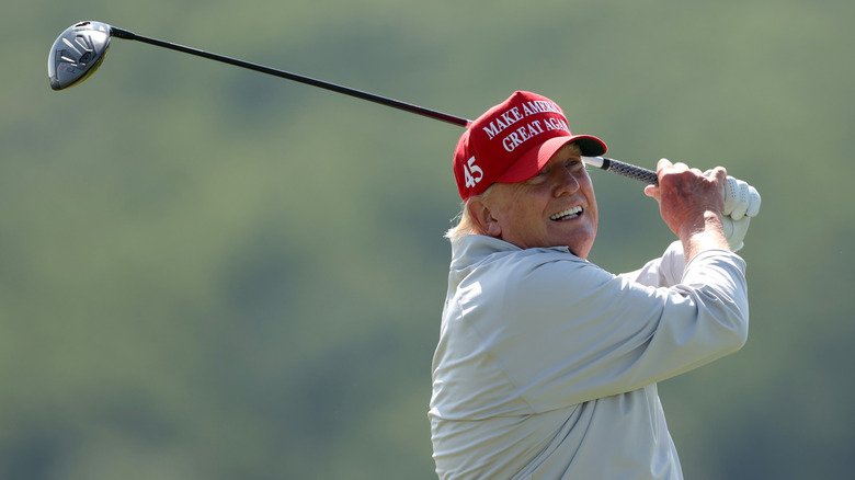 Donald Trump gioca a golf