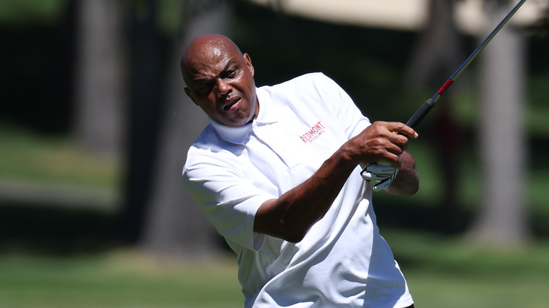 Charles Barkley gioca a golf