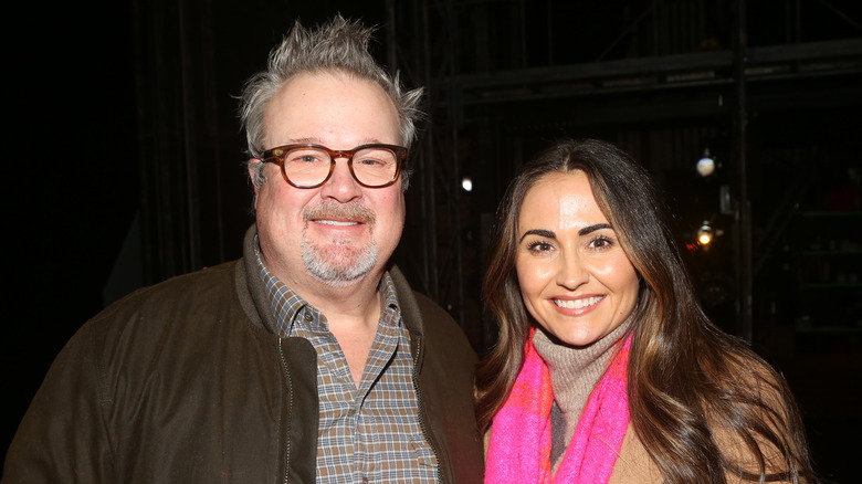 Eric Stonestreet e Lindsay Schweitzer sorridono insieme