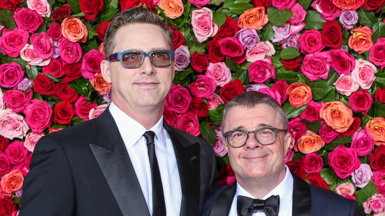 Nathan Lane e Devlin Elliott sorridono insieme