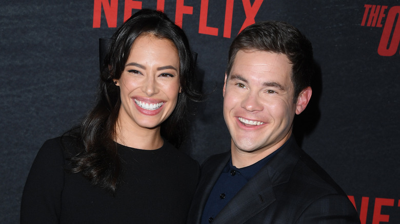 Chloe Bridges e Adam Devine sorridono insieme