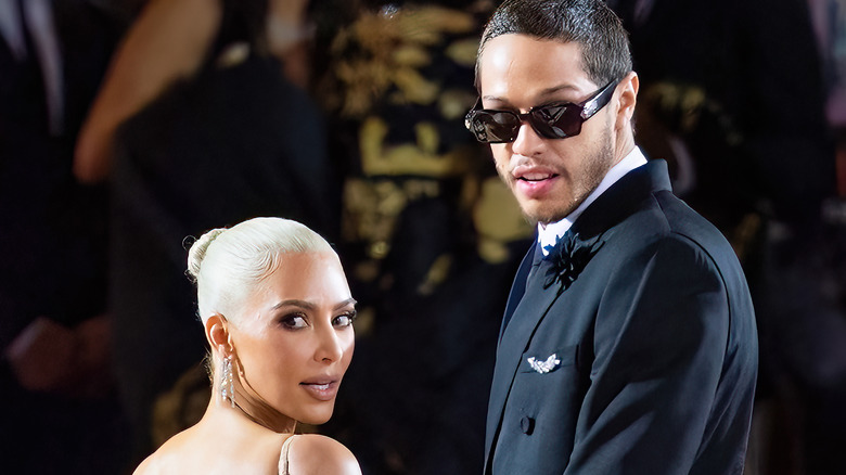 Kim Kardashian e Pete Davidson posano insieme