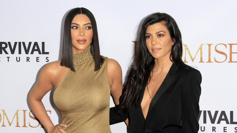 Kourtney e Kim Kardashian posano insieme