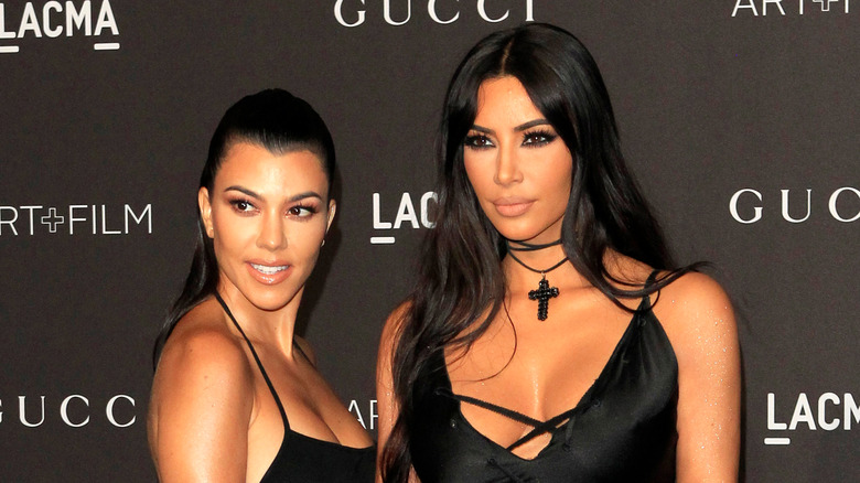 Kim e Kourtney Kardashian posano insieme