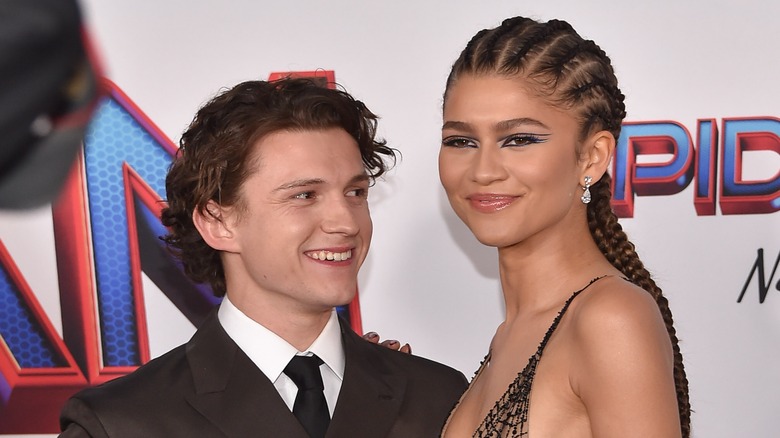 Tom Holland che guarda Zendaya