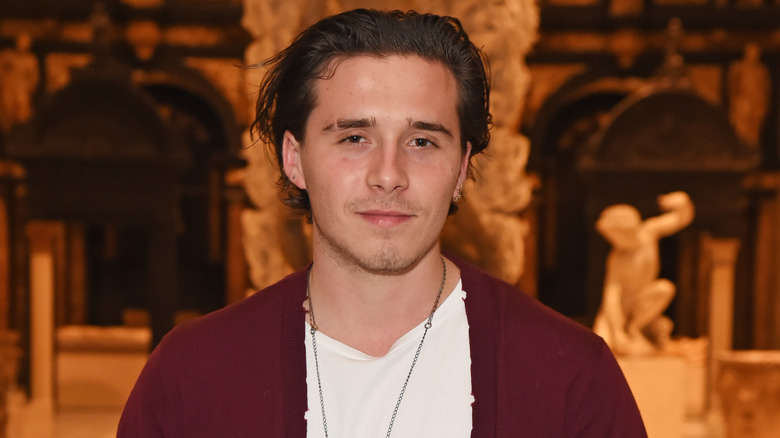 Brooklyn Beckham sorridente