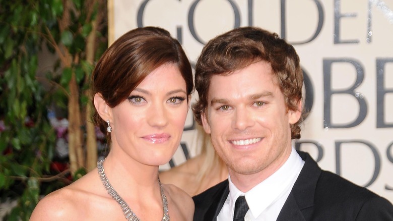 Jennifer Carpenter e Michael D. Hall sorridono