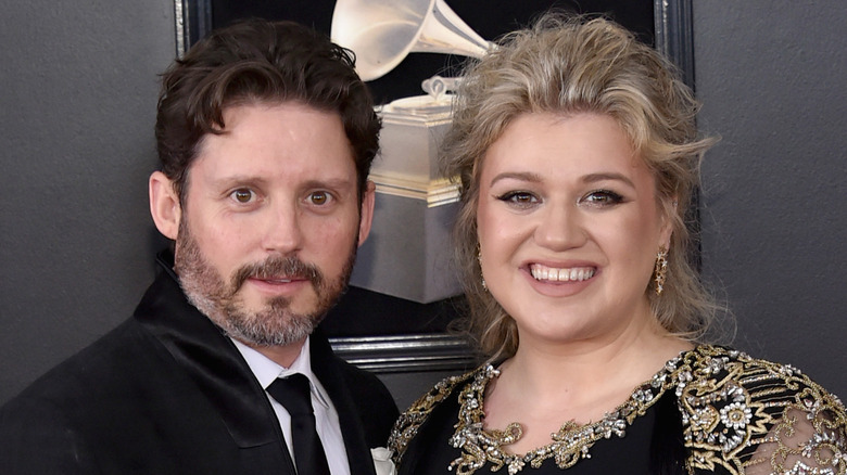 Brandon Blackstock e Kelly Clarkson sorridono e posano insieme