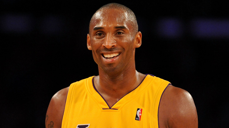 Kobe Bryant sorride sul campo da basket