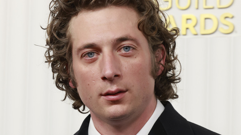 Jeremy Allen White in posa 