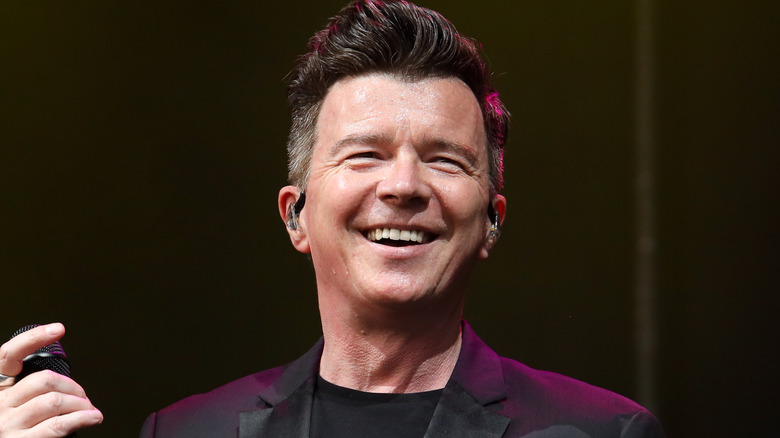 Rick Astley sorride sul palco