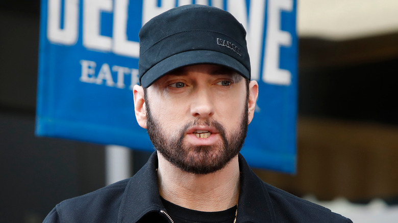 Eminem indossa un cappello