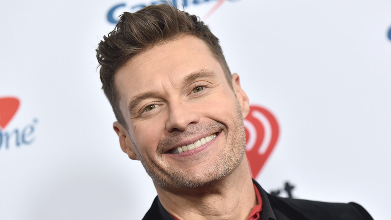 Ryan Seacrest sorride alla telecamera