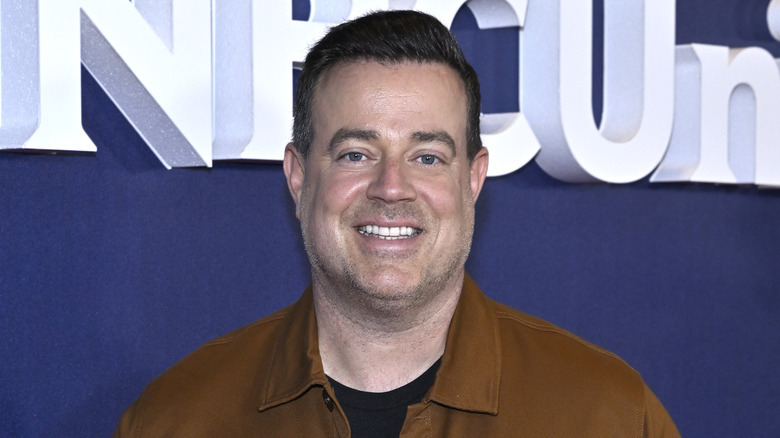 Carson Daly su un tappeto rosso 