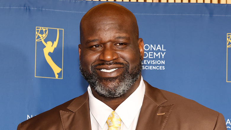 Shaquille O'Neal sorride al tappeto rosso