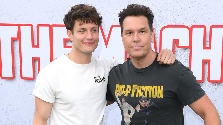 Matt Rife con il braccio intorno a Dane Cook