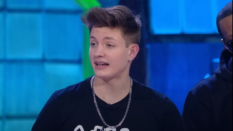 Matt Rife con la bocca che indossa una catena