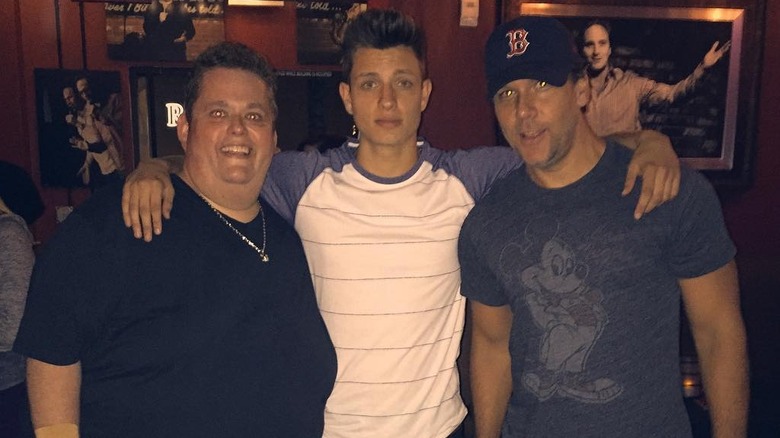 Matt Rife con le braccia attorno a Ralphie May, Dane Cook