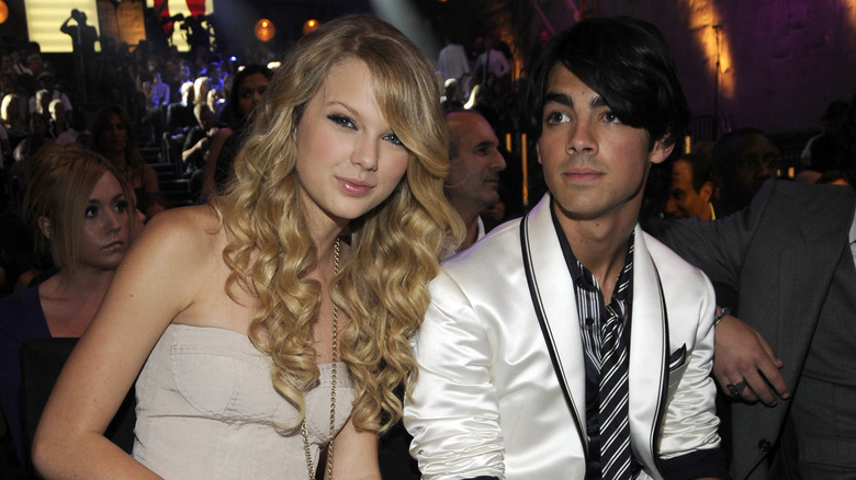 Taylor Swift si sporge verso Joe Jonas