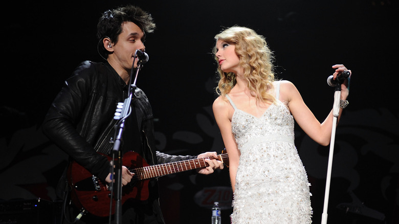 John Mayer e Taylor Swift si esibiscono