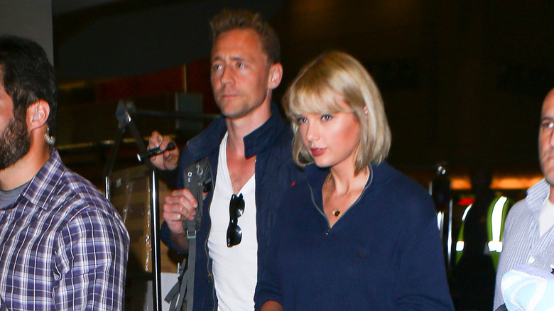 Tom Hiddleston cammina accanto a Taylor Swift