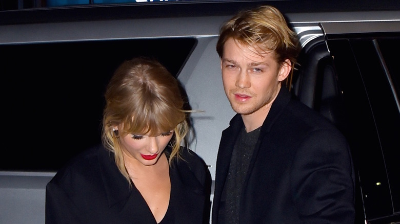 Taylor Swift e Joe Alwyn camminano