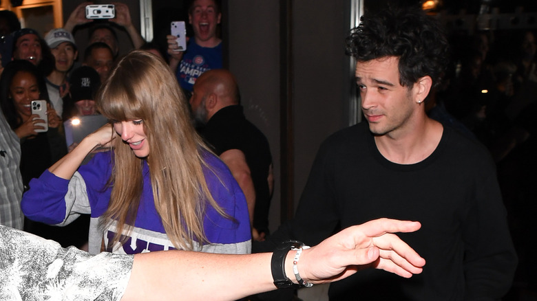 Taylor Swift e Matt Healy camminano