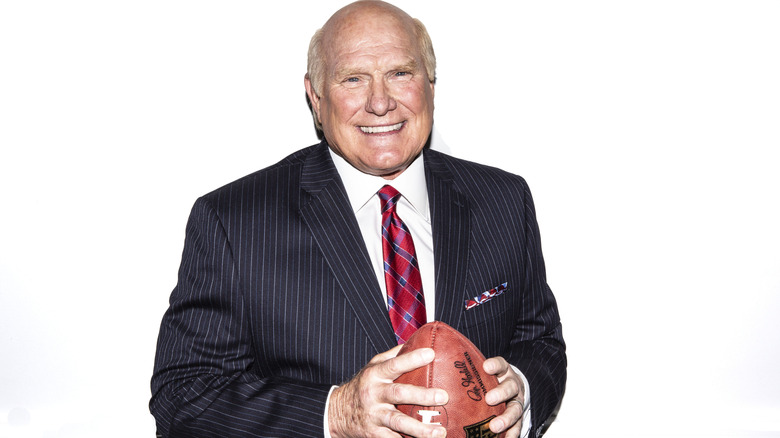 Terry Bradshaw con in mano un pallone da calcio