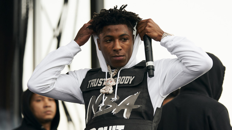 NBA Youngboy con il microfono in mano