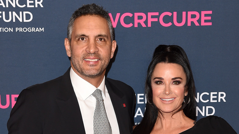 Mauricio Umasnky e Kyle Richards sorridono