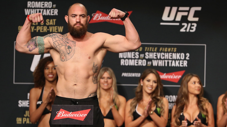 Travis Browne posa durante la pesatura