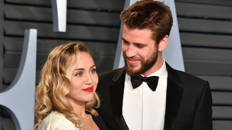 Miley Cyrus e Liam Hemsworth posano sul tappeto rosso