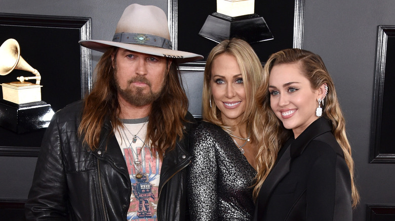 Miley posa con Billy Ray e Tish Cyrus