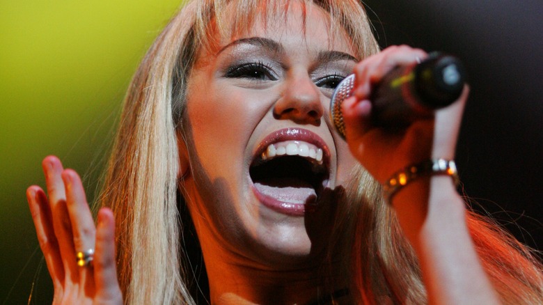 Miley Cyrus interpreta Hannah Montana