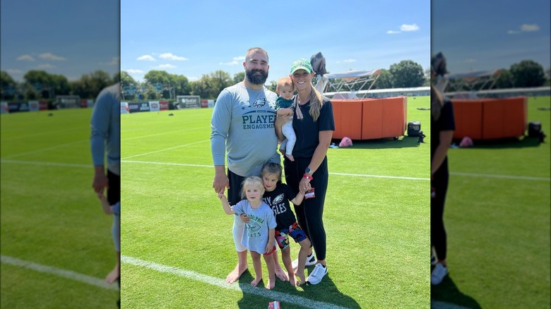 Jason Kelce posa con la famiglia