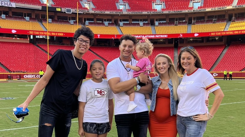 Brittany Mahomes, Patrick Mahomes, Randi Martin sul campo di calcio