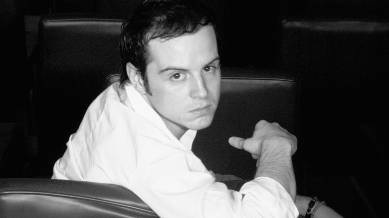 Andrew Scott all'interno di un auditorium, 2003