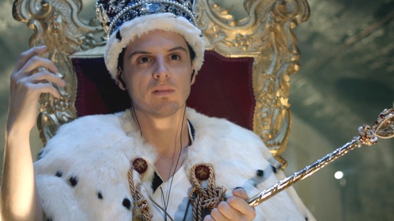 Andrew Scott nel ruolo di Moriarty seduto su un trono