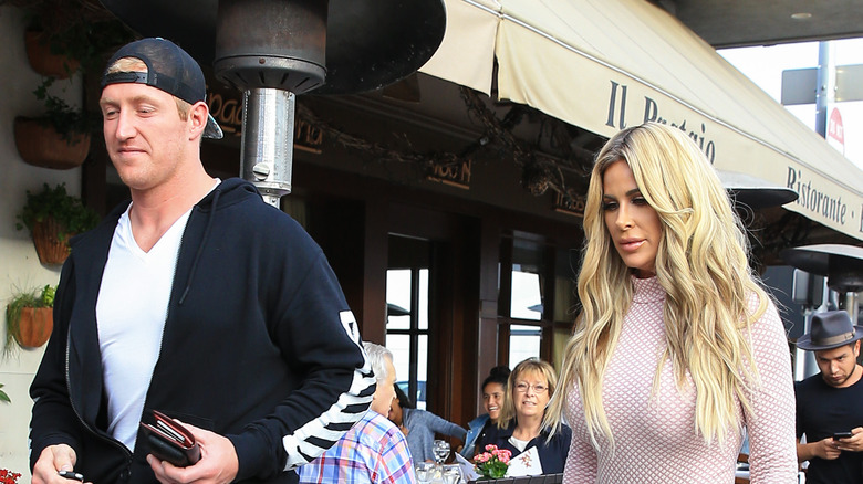 Kroy Biermann e Kim Zolciak camminano 