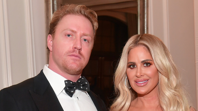 Kroy Biermann e Kim Zolciak all'evento in cravatta nera