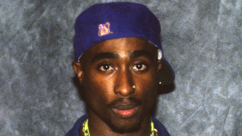 Tupac Shakur con cappello