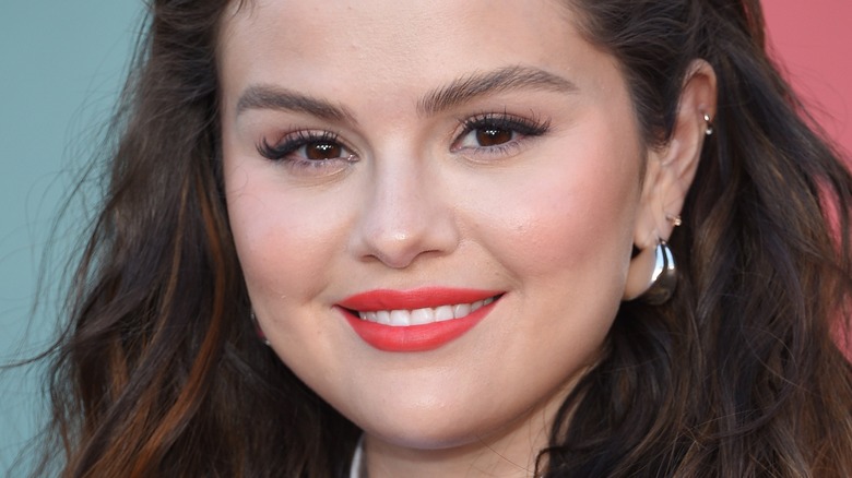 Selena Gomez indossa un rossetto rosso