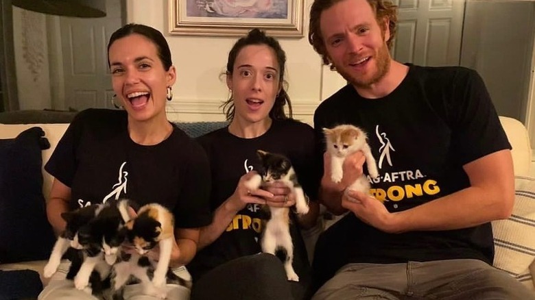 Nick Gehlfuss e Torrey DeVitto tengono in braccio i gattini